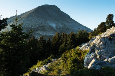 Yunan dağlarında güzel bir dağ zirvesi manzarası. Yunanistan 'da çayırlar ve otlaklar
