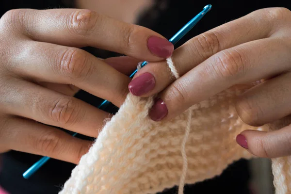 Woman Knits Woolen Clothes Knitting Needles Close View Hands Work — Stock Photo, Image