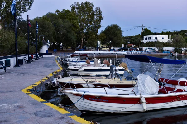 Salamina Grécia Agosto 2020 Vista Barcos Pequeno Porto Ilha Histórica — Fotografia de Stock