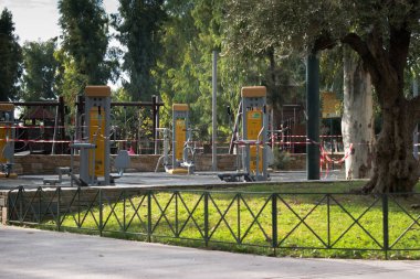 Peristeri Attikis, Yunanistan 19 Aralık 2020: bir parkta kapalı fitness sahası. Coronavirus COVID-19 'un önlenmesi. Şehir parkında virüsün yayılmasını durdurmak için sosyal mesafeler için koruma önlemleri..