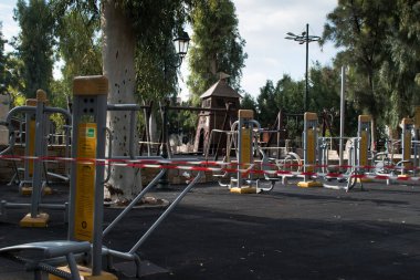Peristeri Attikis, Yunanistan 19 Aralık 2020: bir parkta kapalı fitness sahası. Coronavirus COVID-19 'un önlenmesi. Şehir parkında virüsün yayılmasını durdurmak için sosyal mesafeler için koruma önlemleri..