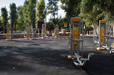 Peristeri Attikis, Yunanistan 19 Aralık 2020: bir parkta kapalı fitness sahası. Coronavirus COVID-19 'un önlenmesi. Şehir parkında virüsün yayılmasını durdurmak için sosyal mesafeler için koruma önlemleri..
