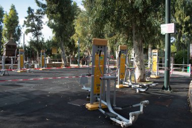 Peristeri Attikis, Yunanistan 19 Aralık 2020: bir parkta kapalı fitness sahası. Coronavirus COVID-19 'un önlenmesi. Şehir parkında virüsün yayılmasını durdurmak için sosyal mesafeler için koruma önlemleri..