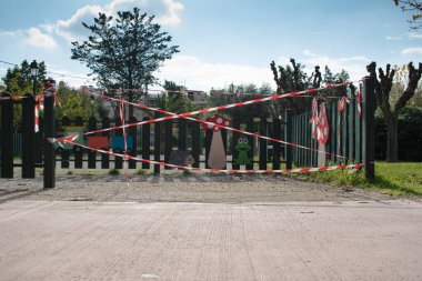 Peristeri Attikis, Yunanistan - 19 Aralık 2020: Çocuk oyun alanı, koronovirüs nedeniyle kapalı bir çocuk oyun alanı üzerinde oyuncaklar. Sosyal mesafeler için koruma önlemleri. Koronavirüs karantinası için oyun alanı kapalı..