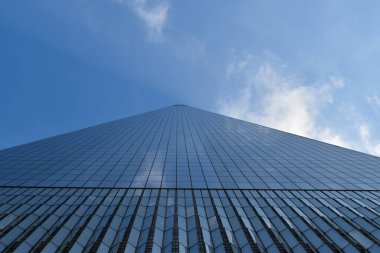 Bulutlu bir günde New York 'un merkezindeki modern gökdelenin gökyüzüne bakan soyut görüntüsü. Kentsel gökdelen