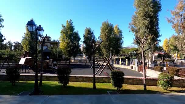 Spazio Giochi Bambini Vuoto Bloccato Nel Parco Pubblico Zona Residenziale — Video Stock