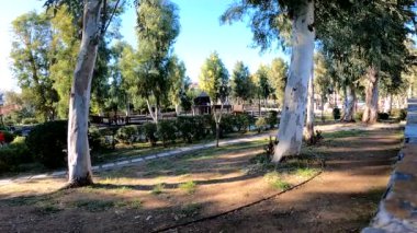 Kapatma sırasında halk parkında boş bir çocuk parkı. Atina 'da güneşli bir günde karantina için evde kalan insanlar. Salgın kavramı