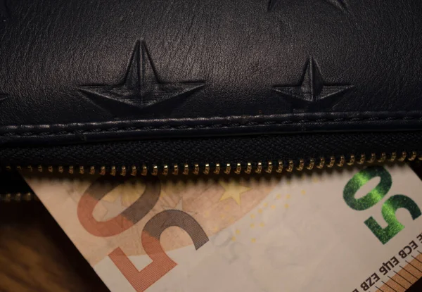 Niebieski Skórzany Portfel Euro Środku — Zdjęcie stockowe