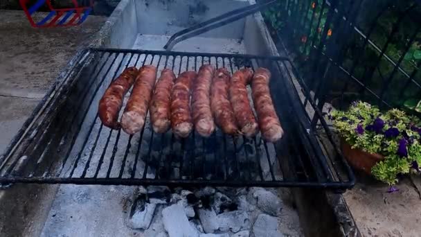 烧烤烤架上烤着的灯笼 烤肉腊肠在火上烤 烤美味腊肠 — 图库视频影像