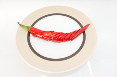 Kırmızı biber dilim plaka üzerinde