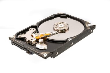 Disk sürücüsü beyaz arkaplanda izole edildi.