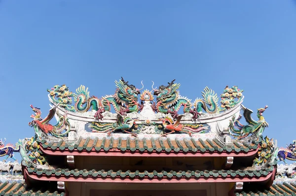 Puerta del templo chino con estatua de dragón Imagen De Stock