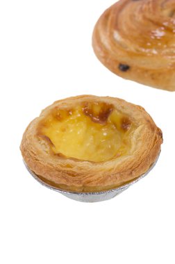 Beyaz arka plan üzerinde closeup yumurta tart