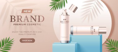 Mavi kare podyum sahnesinde beyaz şişeler ve üç boyutlu resimli palmiye yaprakları olan kozmetik reklamları.