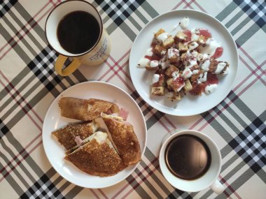 Krep, kek ve kahveyle ev yapımı kahvaltı..