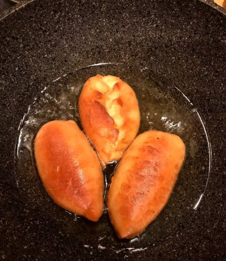 Kızartma tavasında kızarmış Rus turtası.