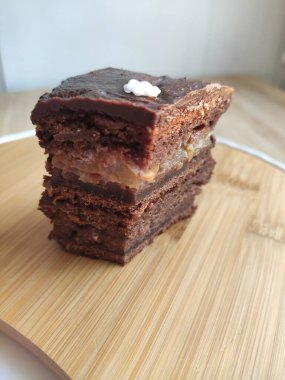 Masanın üzerinde nefis çikolatalı kekler.