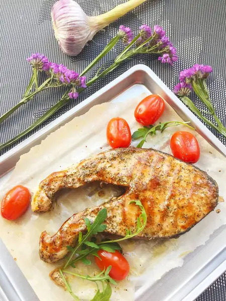 Salmon steak with tomatoes, herbs and pita — Stock Photo, Image