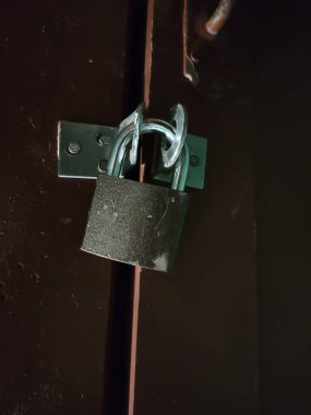 Kilit için ana anahtar ve eski ahşap kapı