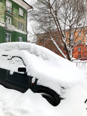 Şiddetli Kış 'ta Kar Altındaki Arabanın Retro Fotoğrafı,
