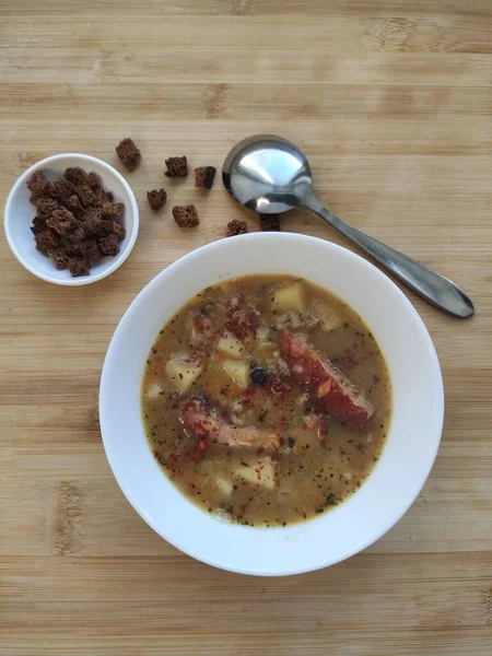 Soupe Pois Maison Avec Des Viandes Fumées Croûtons Sur Table — Photo