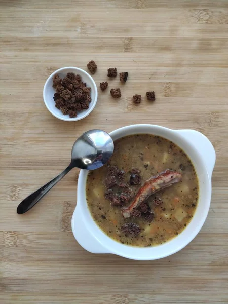 Sup Kacang Polong Buatan Sendiri Dengan Daging Asap Dan Croutons — Stok Foto