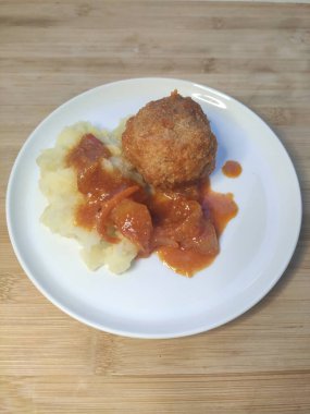 Tabakta patates püresi olan köfteler. Yakın plan.