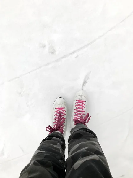 Menina Patins Vestido Mitenes Amarrando Cadarços Preparar Para Patinação — Fotografia de Stock