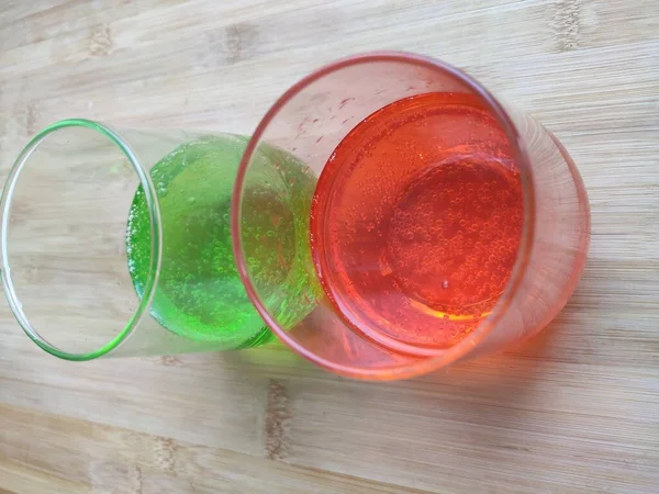 Glasses Red Green Sparkling Water Table — Stock Photo, Image