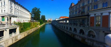 LJUBLJANA, Ljubljana 'nın tarihi merkezinde Ljubljanica nehrinin panoramik manzarası,