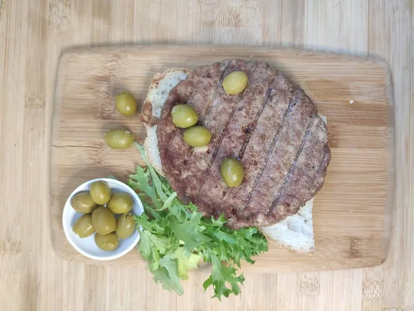 Geleneksel Sırp Pljeskavica Yemeği Baharatlı Köfte Karışımı Domuz Eti Biftek — Stok fotoğraf