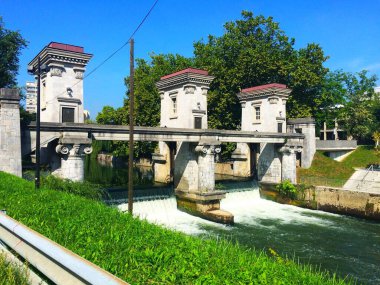 Şehir merkezindeki su seviyesini korumak için mimar Plecnik 'in Ljubljanica nehri üzerindeki nehir bariyeri.