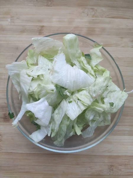 Ensalada Verde Mixta Sobre Tabla Cortar Madera Primer Plano — Foto de Stock