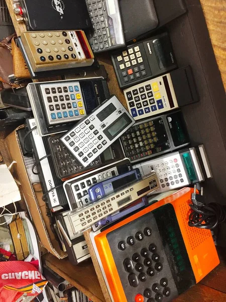 Kalkulator Lama Pada Latar Belakang Tabel Kayu Perangkat Untuk Menghitung — Stok Foto