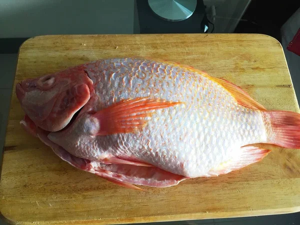Белая Рыба Красными Плавниками Деревянном Столе — стоковое фото
