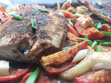 Sebze ve baharatlı ızgara et.