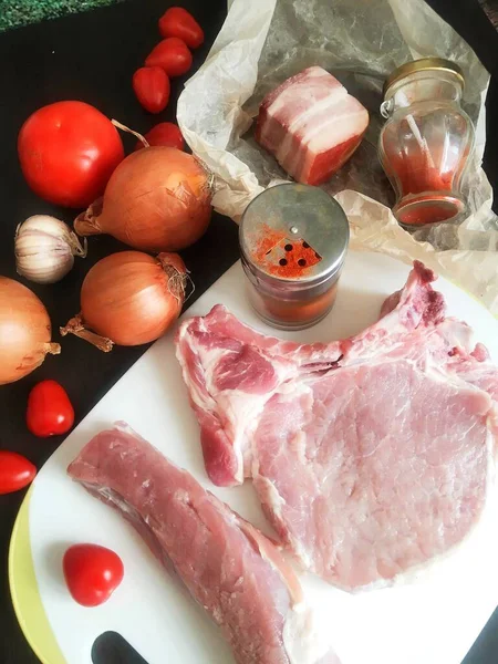 Segar Mentah Daging Babi Entrecote Papan Rempah Rempah Dan Sayuran — Stok Foto
