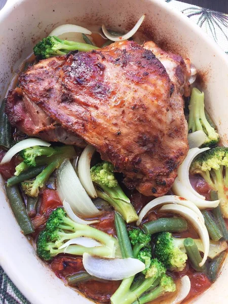 Chicken Thigh Cooked Broccoli Sauce Spices — Stock Photo, Image