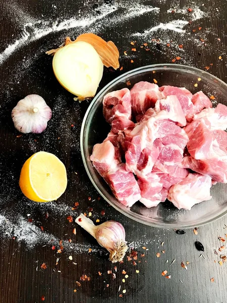 Daging Mentah Segar Dalam Piring Atas Meja Dihias Dengan Bawang — Stok Foto