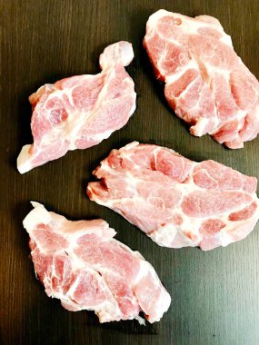 Tahta kesme tahtasının üzerinde domuz eti var.