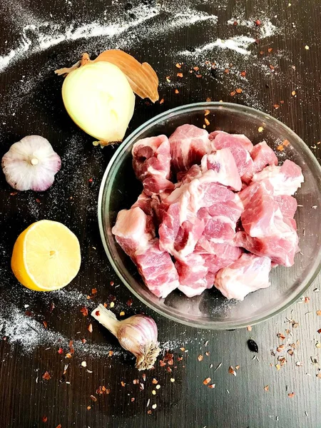 Daging Mentah Segar Dalam Piring Atas Meja Dihias Dengan Bawang — Stok Foto