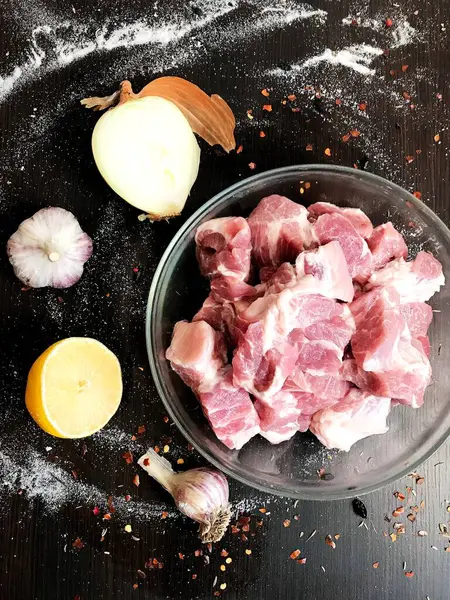Daging Mentah Segar Dalam Piring Atas Meja Dihias Dengan Bawang — Stok Foto