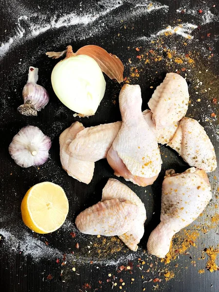Sayap Ayam Mentah Dihiasi Dengan Rempah Rempah Atas Meja Gelap — Stok Foto
