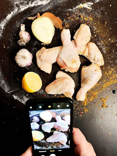 Fotografer Mengambil Gambar Sayap Ayam Tergeletak Atas Meja — Stok Foto