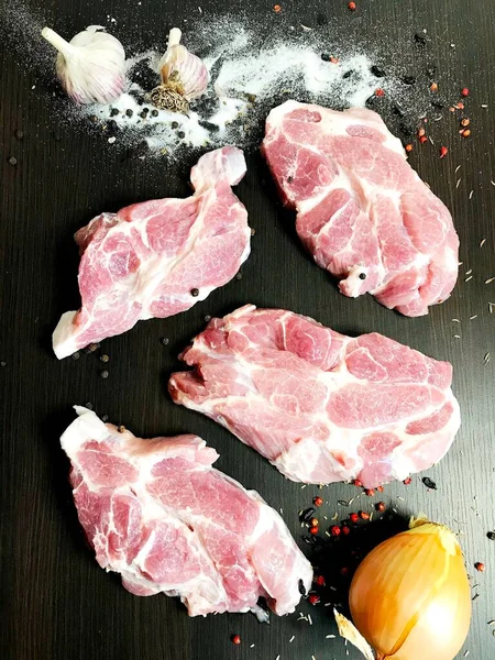 Filetes Cerdo Frescos Encuentran Mesa Listos Para Cocinar —  Fotos de Stock