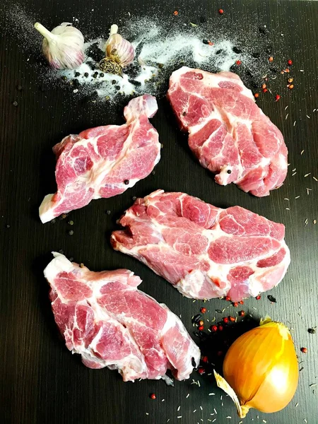 Par Bifes Porco Frescos Preparação Para Cozinhar Está Uma Mesa — Fotografia de Stock