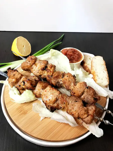 Varkensvlees Kebab Stokjes Met Groene Uien Tafel — Stockfoto