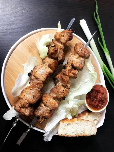 Babi Tusuk Dengan Bawang Atas Meja Kayu Makan Siang Barbekyu — Stok Foto