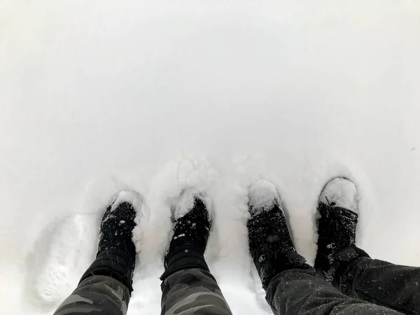 穿着被雪覆盖的鞋子的人的脚 — 图库照片