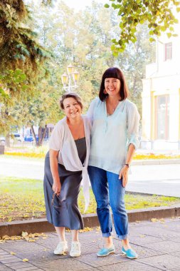 Parkta güneşli bir günde iki komik kız.